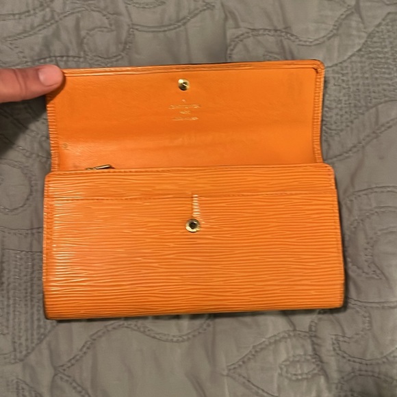 Louis Vuitton Ultra Rare Orange Epi Leather Long Foldover Snap Wallet - Picture 4 of 12